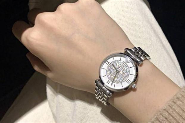 阿玛尼满天星男生可以戴吗，阿玛尼满天星有几个版本