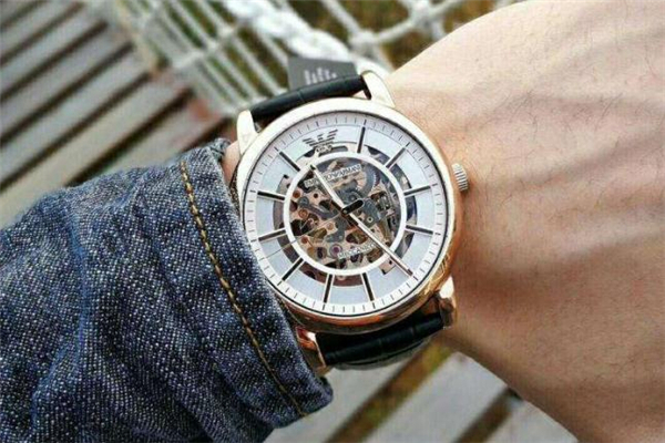 阿玛尼手表是什么机芯，阿玛尼手表怎么更换电池