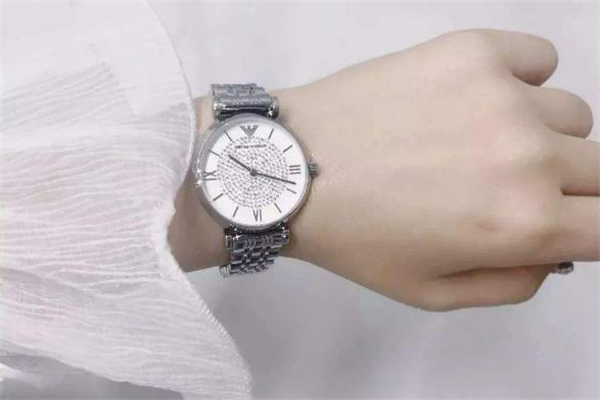 阿玛尼手表怎么打开表扣，阿玛尼手表扣怎么解开