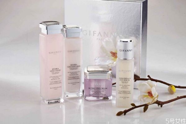 过期的精华水能用吗，过期的精华水能涂脚吗