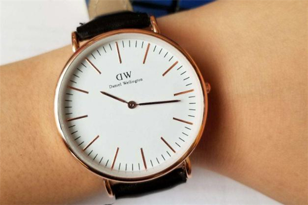 dw手表扣怎么安装，dw手表表带卡扣按不下去怎么办