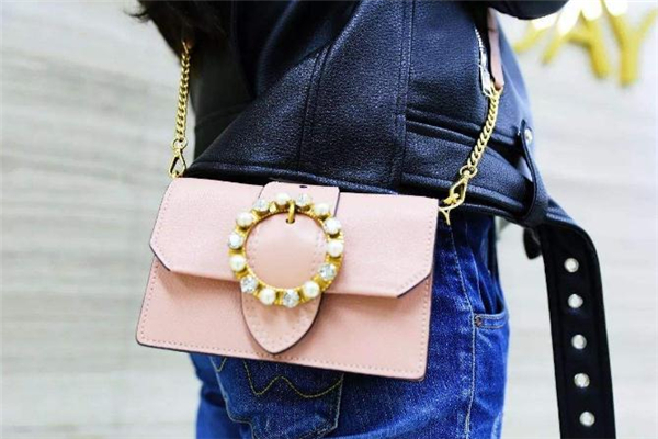 miumiu算一线奢侈品吗，miumiu和prada是什么关系