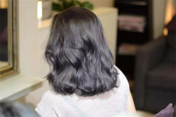 染发爆顶要重染一遍吗，头发染爆顶了多久会自然