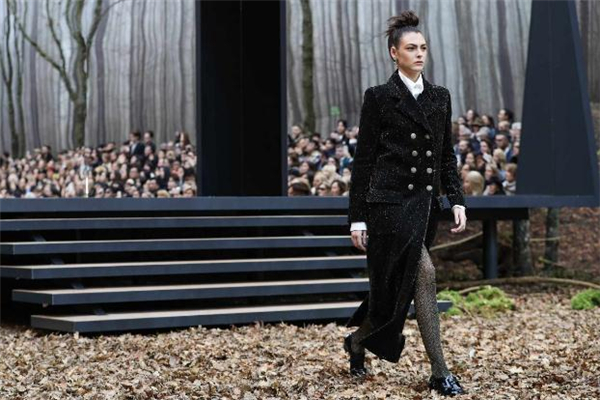 香奈儿的衣服怎么洗，香奈儿的衣服都是一次性的吗