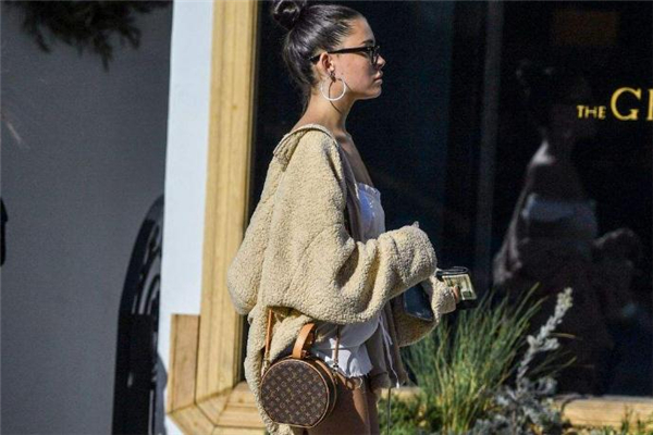 lv包包保修期多长时间，lv包包维修是免费的吗