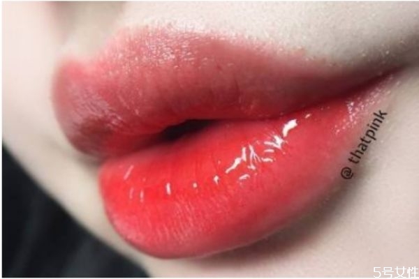 夏天适合涂什么颜色口红，夏天口红颜色推荐