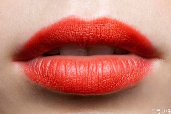 脸偏红用什么颜色口红，红血丝的人擦什么口红