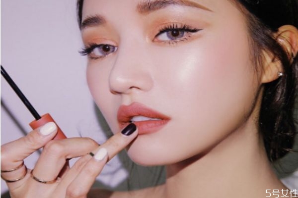 肤色偏黑适合用什么颜色的口红，皮肤黑的人适合哪些口红