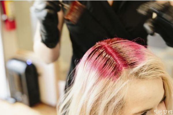 自己买的染发剂怎么调，理发店帮忙染发手工费多少