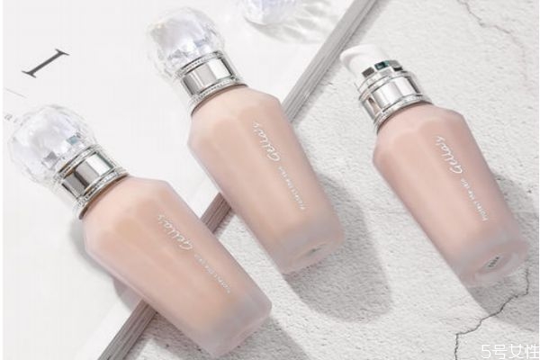 粉底液弄衣服上洗不掉怎么办，粉底蹭领子上小妙招