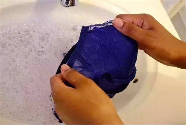 洗内衣要把胸垫拿出来吗