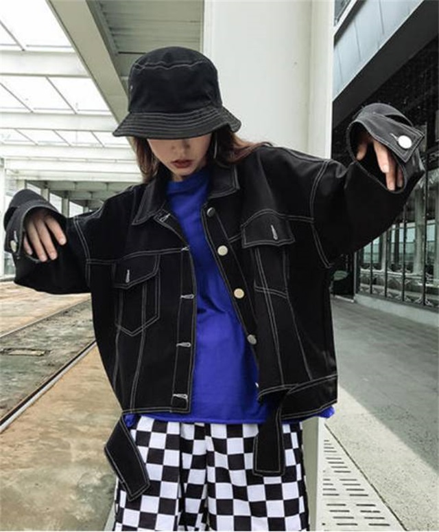 黑色牛仔衣里面配什么衣服