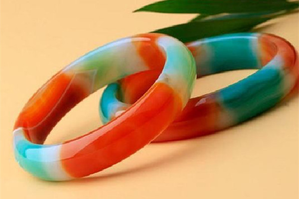 玛瑙手镯怎么看好坏，玛瑙手镯和玉髓手镯的区别