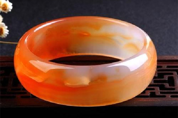 玛瑙手镯有气泡是怎么回事，玛瑙手镯怎么辨别真假