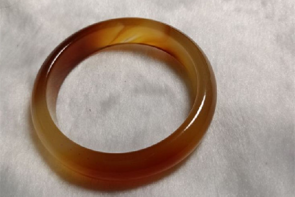 玛瑙手镯买什么颜色最好，玛瑙手镯什么颜色的贵