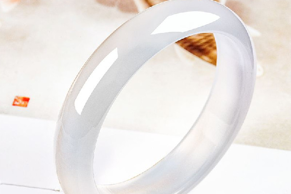 玛瑙手镯对身体好吗，玛瑙手镯和翡翠手镯哪个好