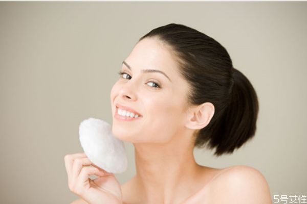 粉饼和散粉哪个控油好，冬天用粉饼好还是散粉好