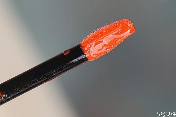 唇釉和口红哪个不容易脱妆，唇釉和口红哪个不容易掉色