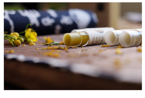 漫野月下润唇膏滋润吗，漫野月下润唇膏成分