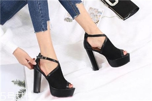 高跟鞋这样穿更优雅，穿高跟鞋如何走路