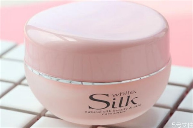 乳液应该涂多少呢，乳液应该怎么涂抹