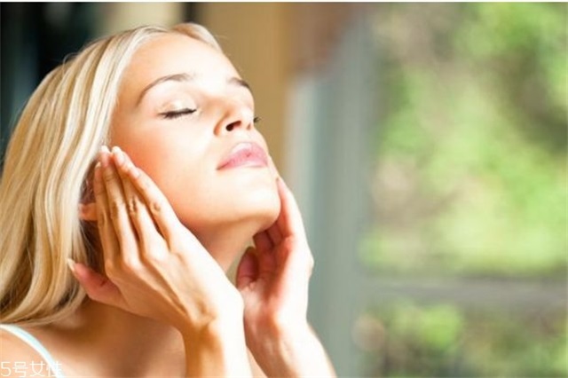 夏天用了爽肤水可以不用乳吗，油皮夏天用乳液很油可以不用吗