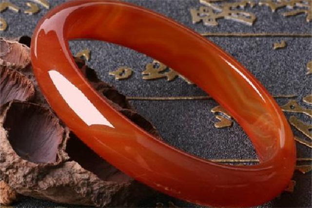 玛瑙手镯有裂痕还可以戴吗，玛瑙手镯用刀刮能留下痕迹吗