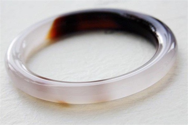 玛瑙手镯怎么养才能透，玛瑙手镯可以戴在右手吗