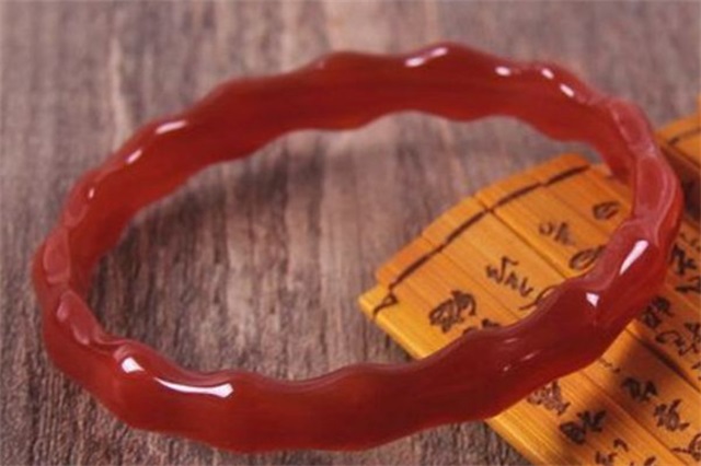 玛瑙手镯戴着变色了是怎么回事，玛瑙手镯戴哪只手比较好