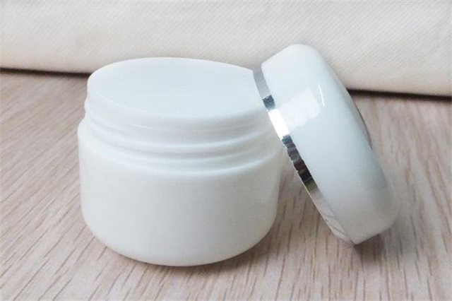 面霜适合什么年龄段，冬天不擦乳液直接擦霜好不