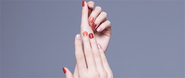  芭比甲和光疗甲哪个更伤指甲，芭比和光疗哪个更伤