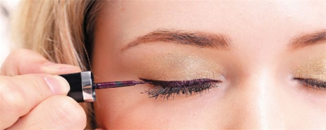 如何用眼线液画眼线，眼线液怎么画眼线