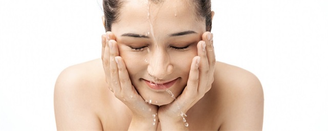 油皮用什么水乳，油皮如何控制出油问题