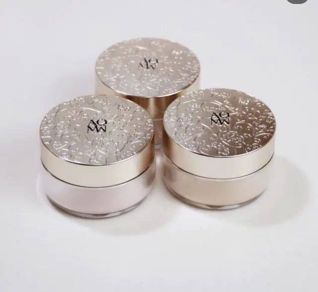 黛珂散粉和纳斯粉饼，究竟哪个让妆容看起来服帖自然又不脱妆