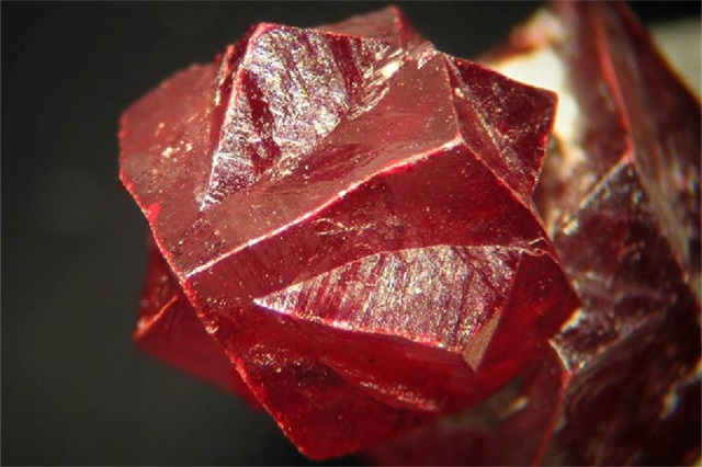 朱砂本命年可以戴吗，朱砂戴左手还是右手