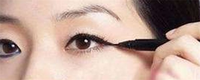 单眼皮怎么画眼线显得眼睛大
