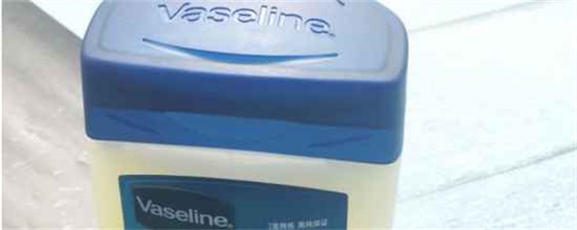 用凡士林修复季节导致的皮肤干燥，凡士林的功效和用途