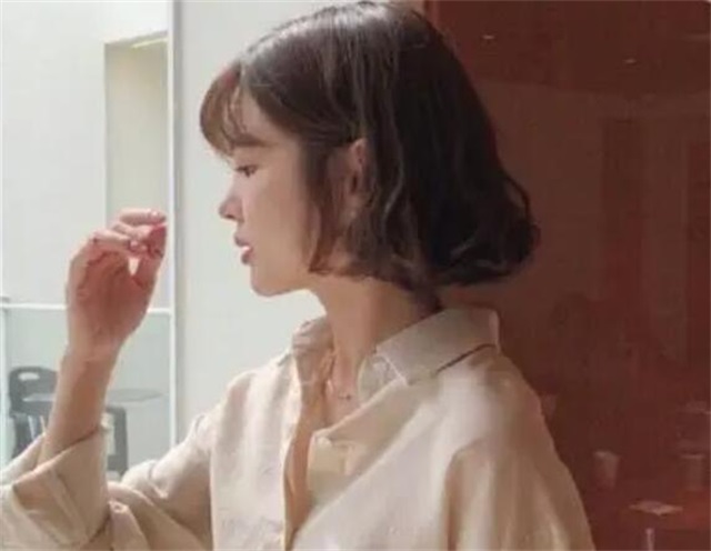 烫卷发睡觉扎起来还是散开