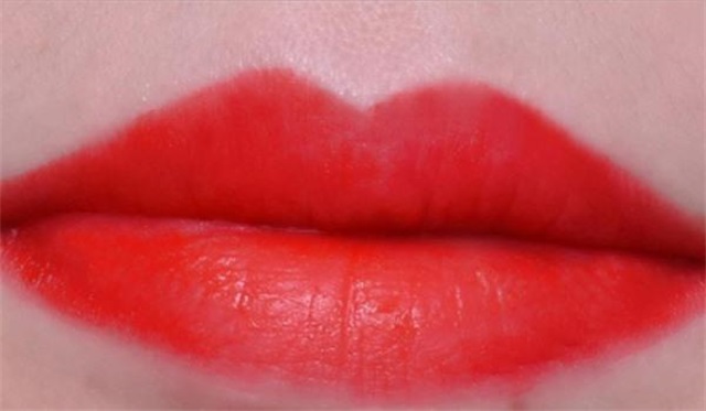 薄唇怎么画出性感红唇，浅色薄唇画大红唇小技巧
