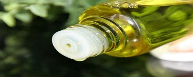 为什么用卸妆油会长痘