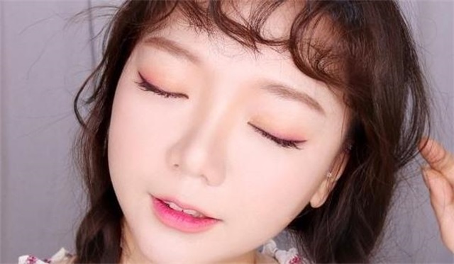 撞色妆容怎么画比较日常，有趣的夏日撞色妆容教程