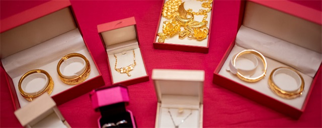 黄金可以戴着洗澡吗，黄金洗澡可以戴吗