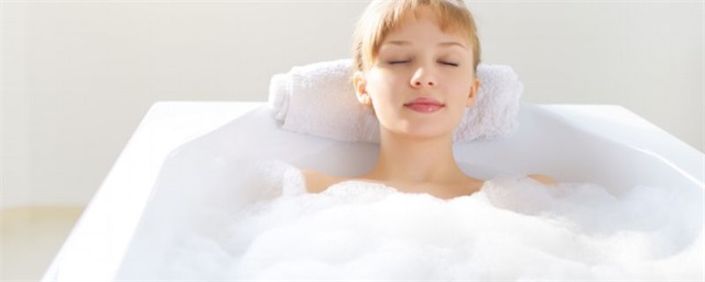 泡澡放什么对身体好，女性泡澡放什么好