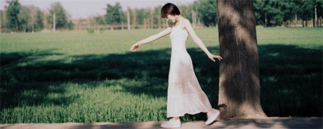 长款衬衫如何穿才好看，长款衬衫穿搭方法