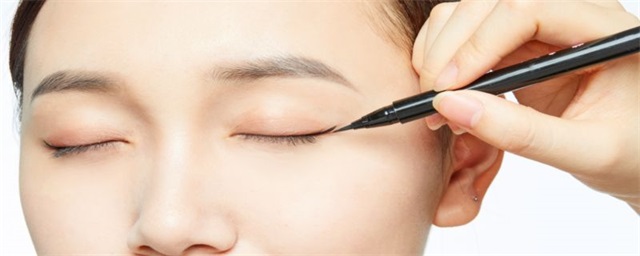  迪奥眼线笔怎么用，迪奥眼线笔的使用方法