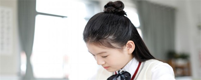  长发扎丸子头的方法，长发怎么扎丸子头