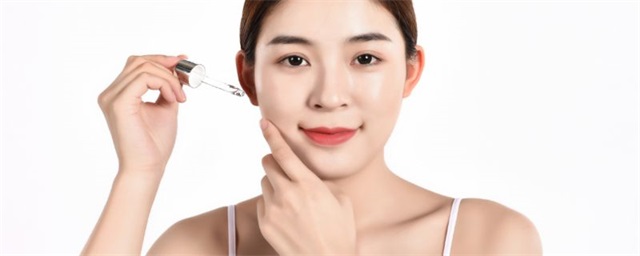  脸部精华液什么时候用合适，脸部精华液什么时候用