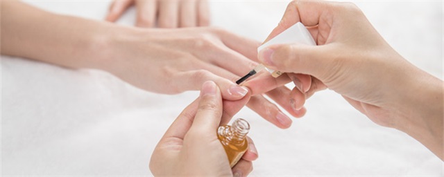 甲油胶不用烤灯怎么干，甲油胶没有烤灯怎样干