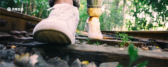 白鞋会发黄的原因，白鞋为什么会发黄