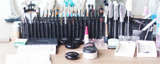 先喷定妆喷雾还是先用散粉，先喷定妆喷雾还是散粉